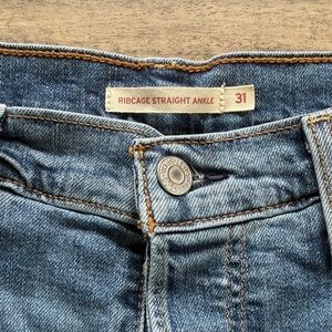 Levi's Ribcage Straight Ankle Jeans - Medium wash